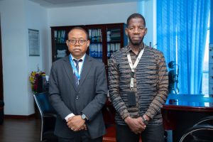 Mkurugenzi Mkuu wa Mamlaka ya Mawasiliano Tanzania (TCRA), Dkt. Jabiri Bakari katika picha ya pamoja na Katibu Mtendaji wa Tume ya Utangazaji Zanzibar (ZBC), Ndg. Hiji Dad Shajak